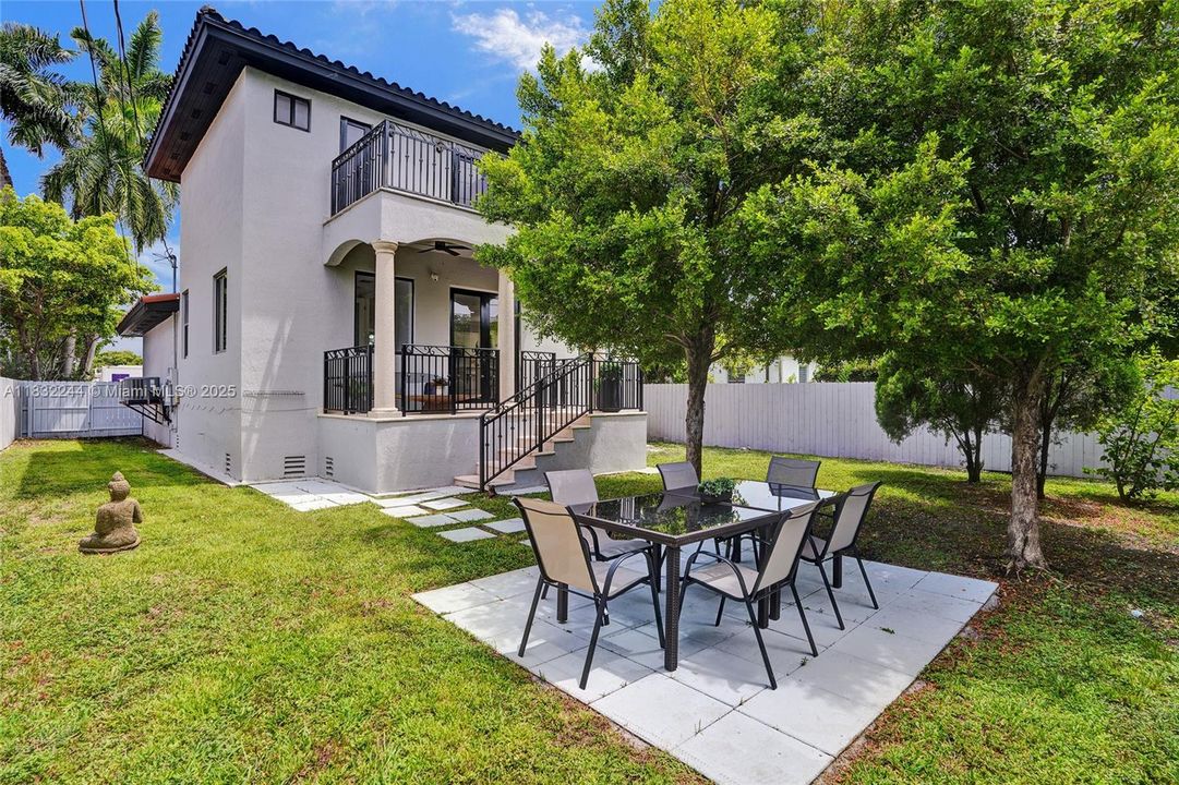 Vendido Recientemente: $1,400,000 (4 camas, 3 baños, 2542 Pies cuadrados)