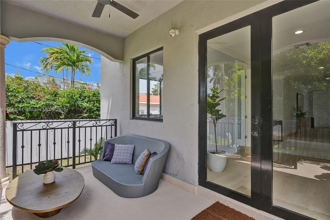 Vendido Recientemente: $1,400,000 (4 camas, 3 baños, 2542 Pies cuadrados)