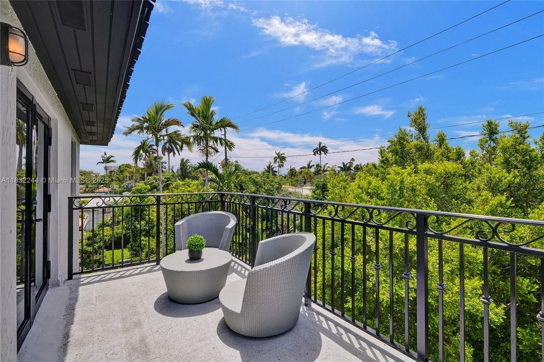 Vendido Recientemente: $1,400,000 (4 camas, 3 baños, 2542 Pies cuadrados)