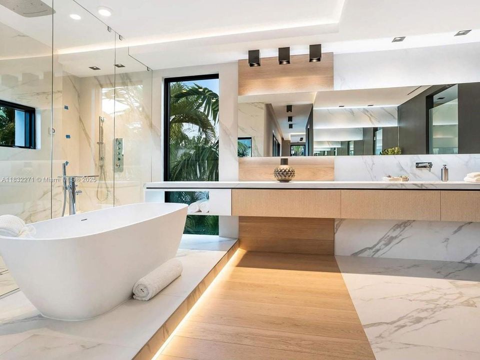 For Sale: $7,950,000 (6 beds, 6 baths, 4330 Square Feet)
