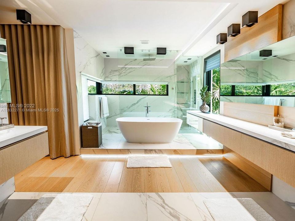 For Sale: $7,950,000 (6 beds, 6 baths, 4330 Square Feet)