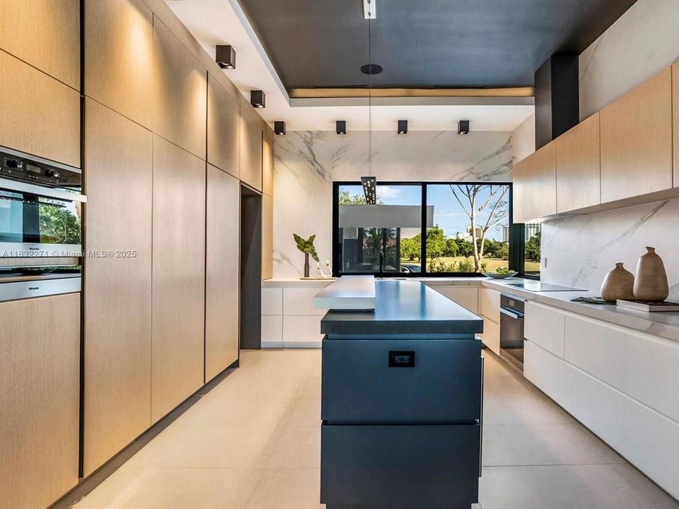 For Sale: $7,950,000 (6 beds, 6 baths, 4330 Square Feet)