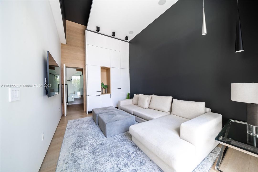 For Sale: $7,950,000 (6 beds, 6 baths, 4330 Square Feet)