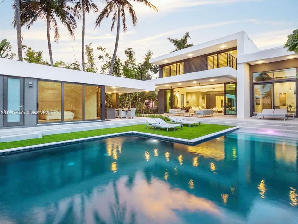 For Sale: $7,950,000 (6 beds, 6 baths, 4330 Square Feet)