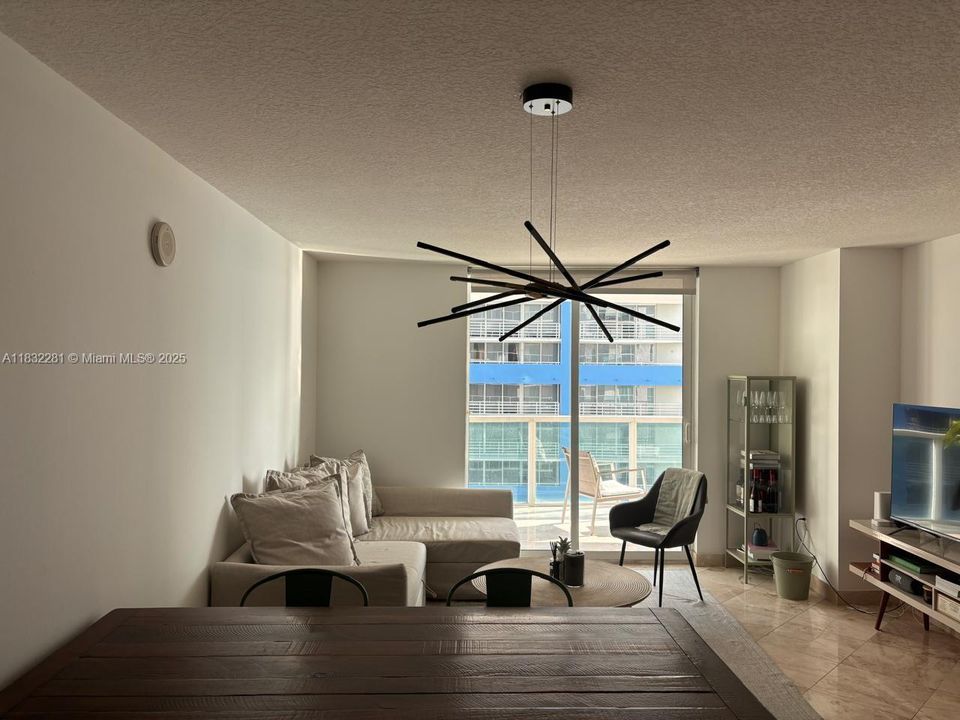 For Sale: $465,000 (1 beds, 1 baths, 791 Square Feet)