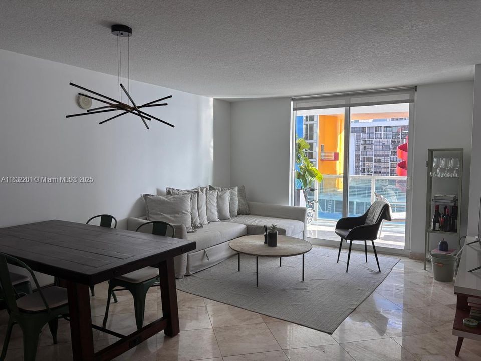 For Sale: $465,000 (1 beds, 1 baths, 791 Square Feet)