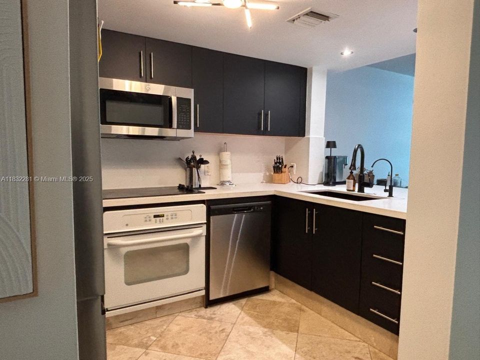 For Sale: $465,000 (1 beds, 1 baths, 791 Square Feet)