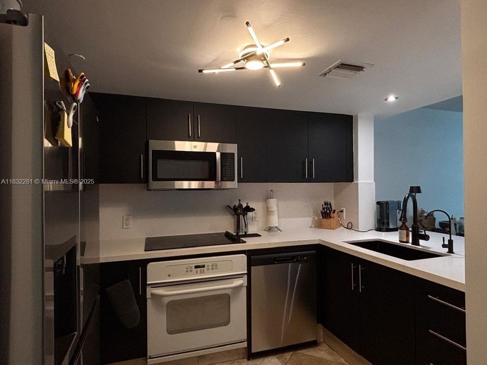 For Sale: $465,000 (1 beds, 1 baths, 791 Square Feet)