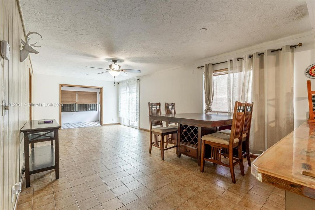 En Venta: $1,500,000 (5 camas, 3 baños, 2722 Pies cuadrados)