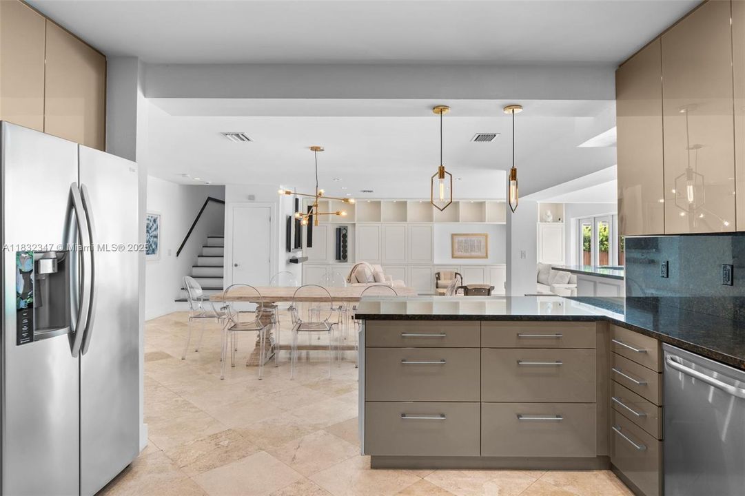 Недавно продано: $3,690,000 (4 спален, 3 ванн, 3458 Квадратных фут)