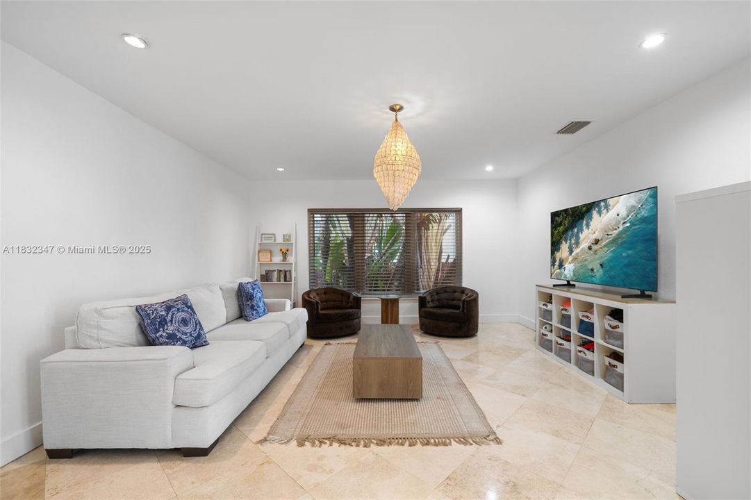 Недавно продано: $3,690,000 (4 спален, 3 ванн, 3458 Квадратных фут)