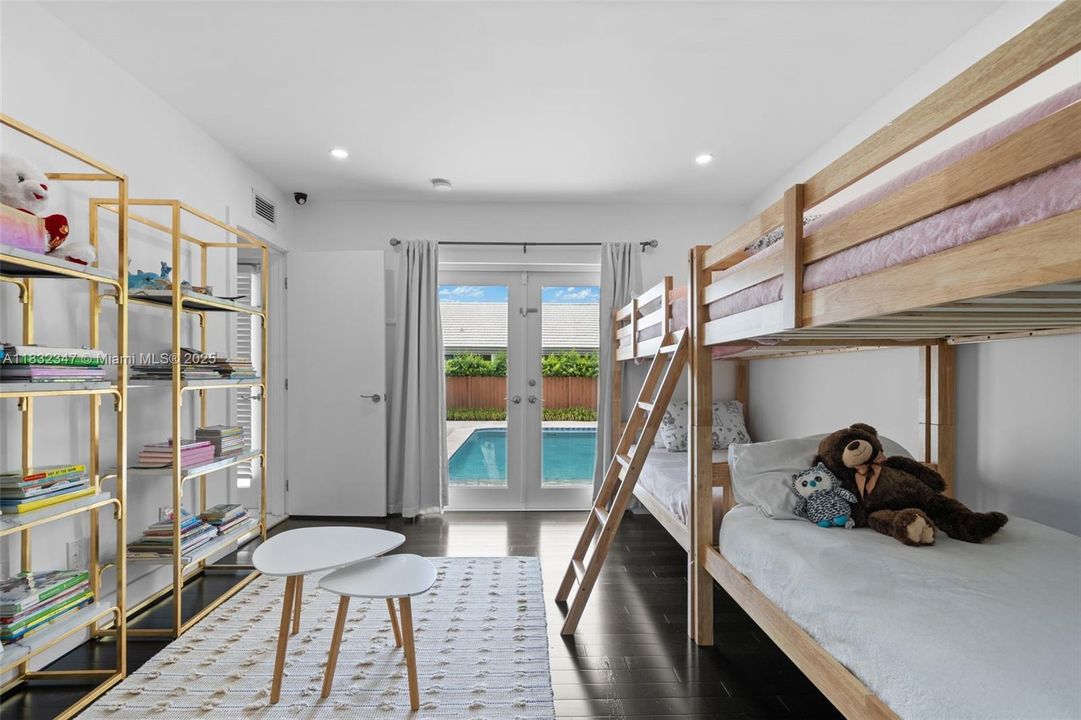 Недавно продано: $3,690,000 (4 спален, 3 ванн, 3458 Квадратных фут)