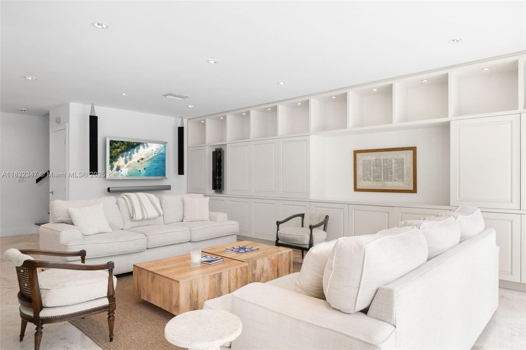 Недавно продано: $3,690,000 (4 спален, 3 ванн, 3458 Квадратных фут)