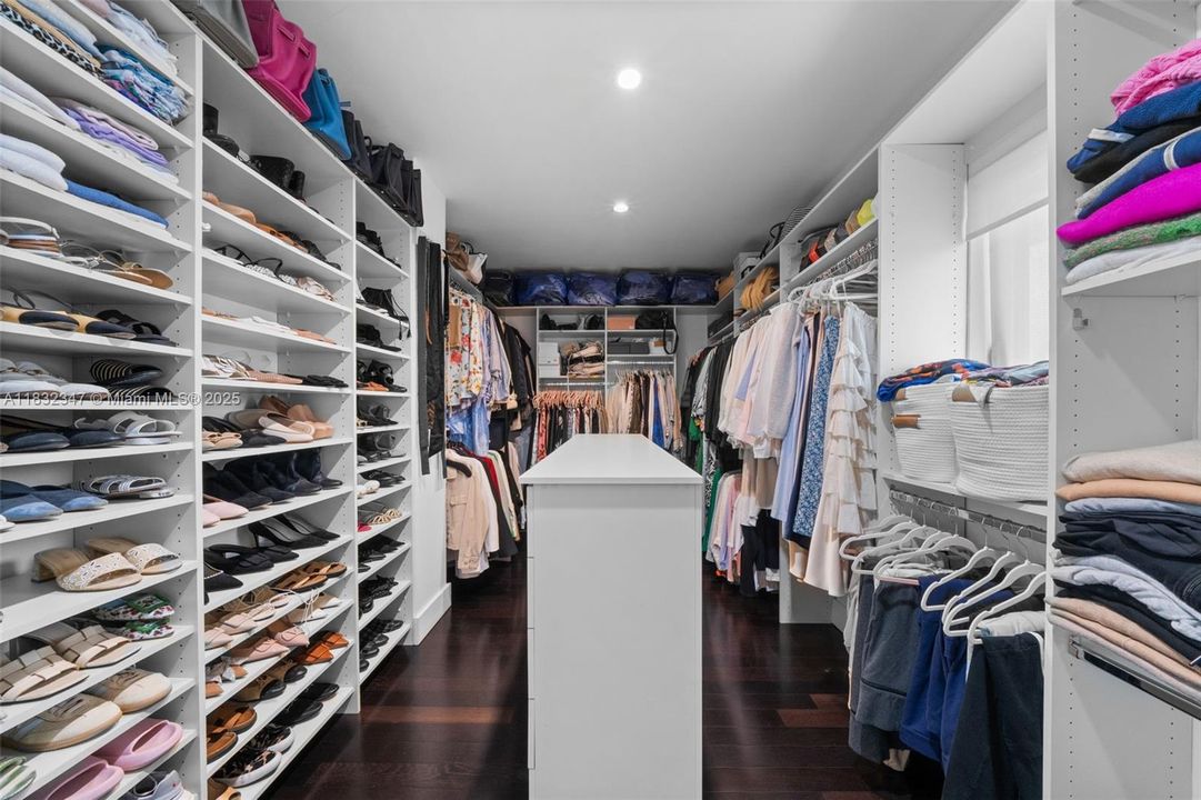 Недавно продано: $3,690,000 (4 спален, 3 ванн, 3458 Квадратных фут)