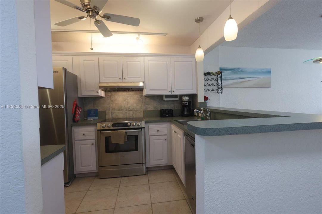 Active With Contract: $3,350 (2 beds, 2 baths, 864 Square Feet)