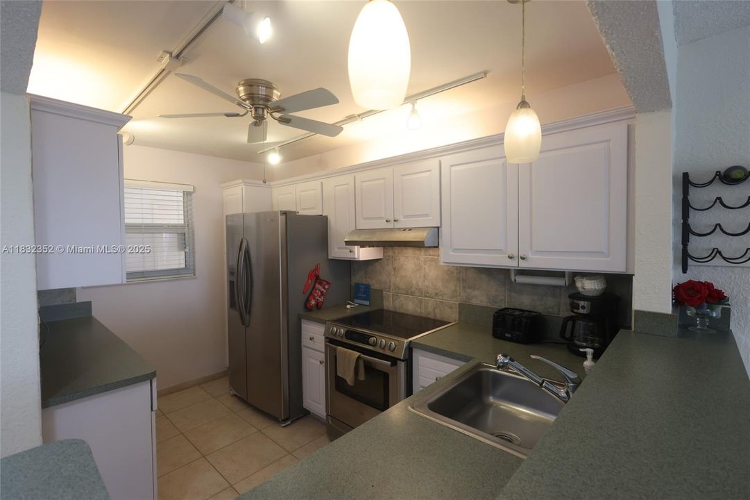 Active With Contract: $3,350 (2 beds, 2 baths, 864 Square Feet)