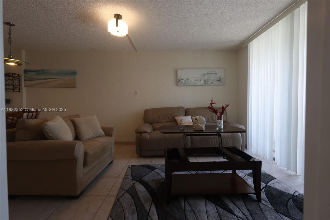 Active With Contract: $3,350 (2 beds, 2 baths, 864 Square Feet)