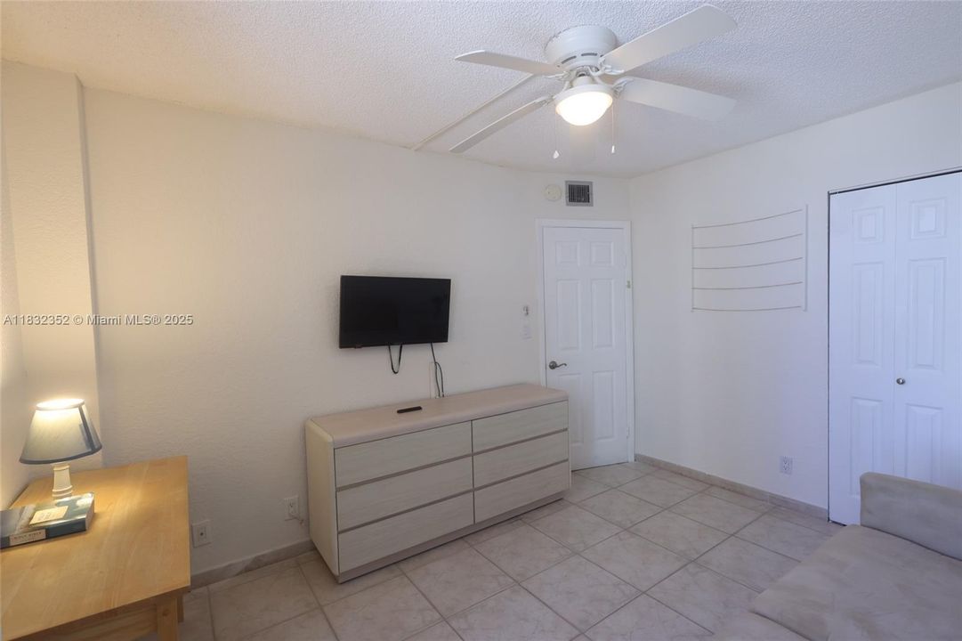 Active With Contract: $3,350 (2 beds, 2 baths, 864 Square Feet)