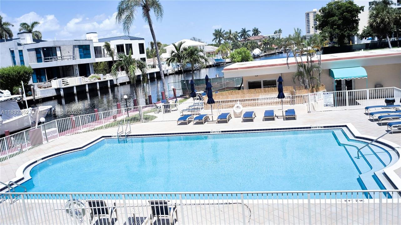 Active With Contract: $3,350 (2 beds, 2 baths, 864 Square Feet)