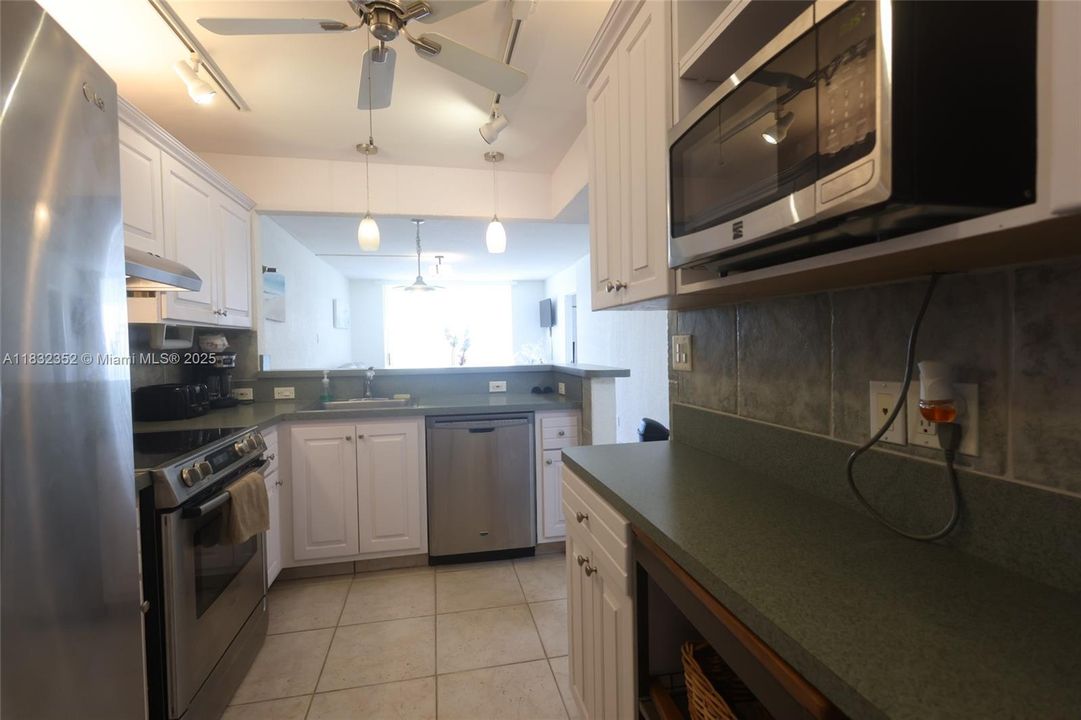 Active With Contract: $3,350 (2 beds, 2 baths, 864 Square Feet)