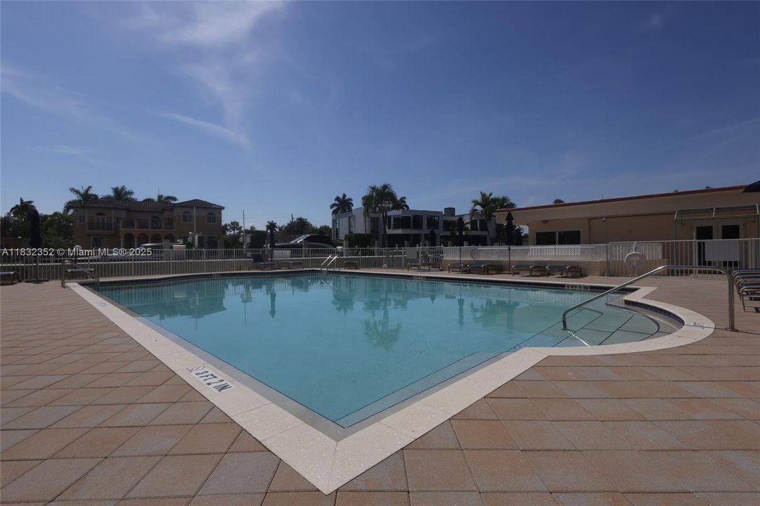 Active With Contract: $3,350 (2 beds, 2 baths, 864 Square Feet)