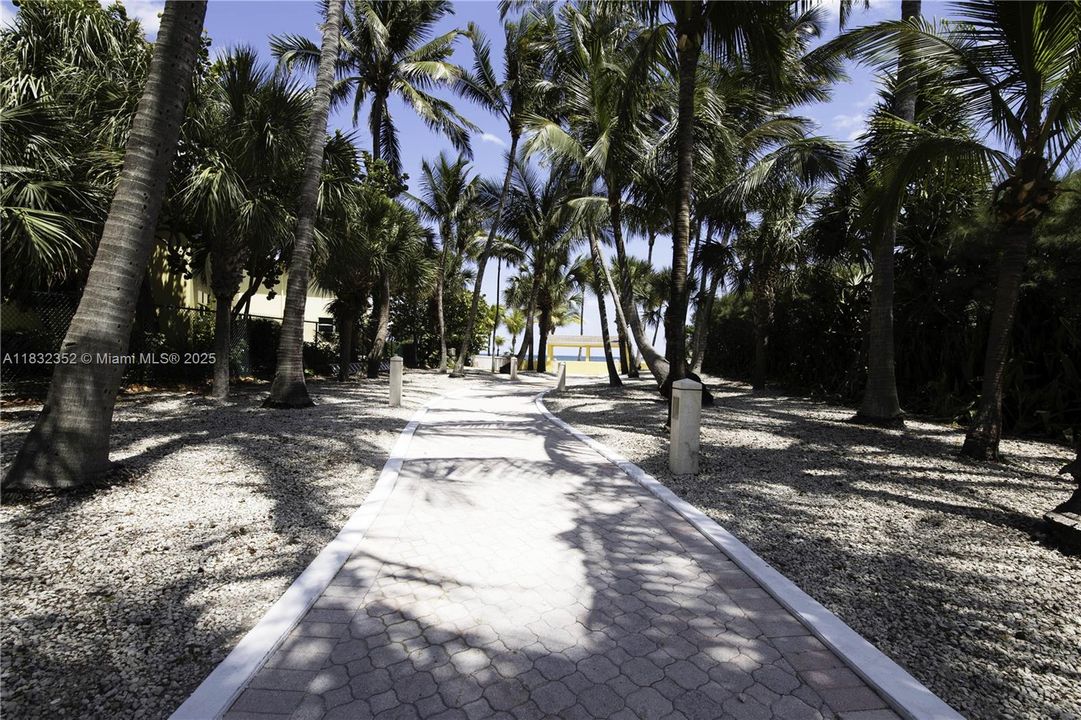 Active With Contract: $3,350 (2 beds, 2 baths, 864 Square Feet)