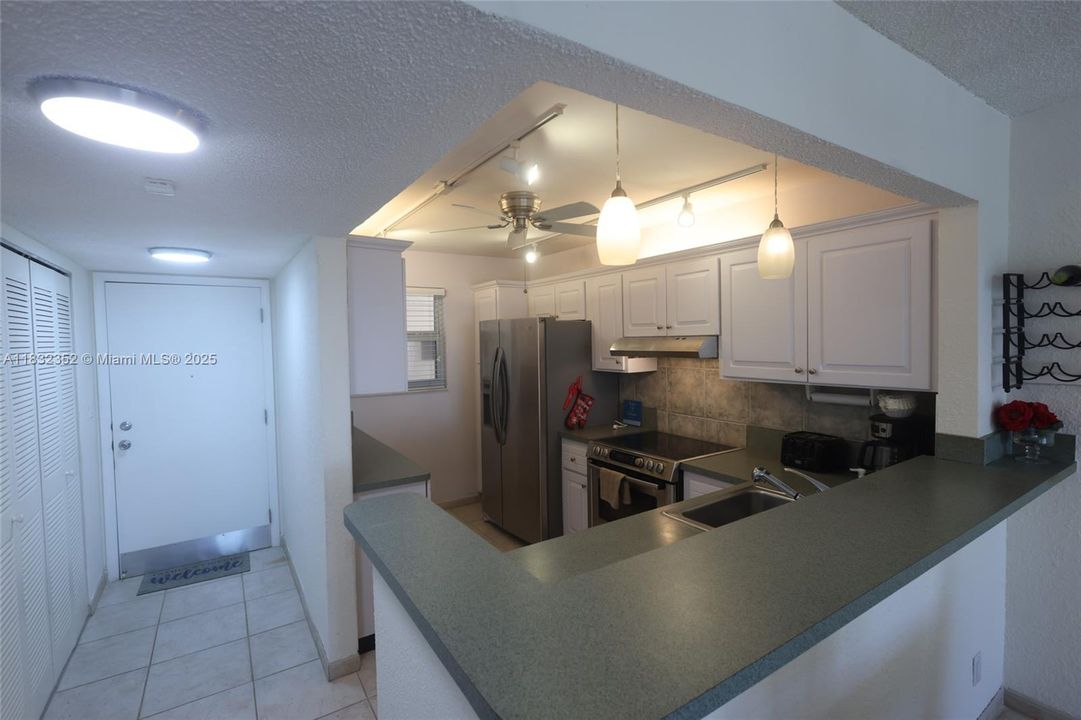 Active With Contract: $3,350 (2 beds, 2 baths, 864 Square Feet)