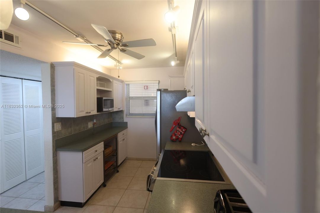 Active With Contract: $3,350 (2 beds, 2 baths, 864 Square Feet)