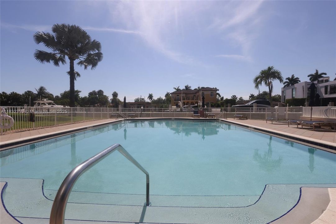 Active With Contract: $3,350 (2 beds, 2 baths, 864 Square Feet)