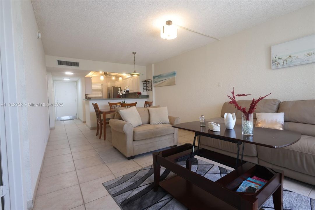 Active With Contract: $3,350 (2 beds, 2 baths, 864 Square Feet)