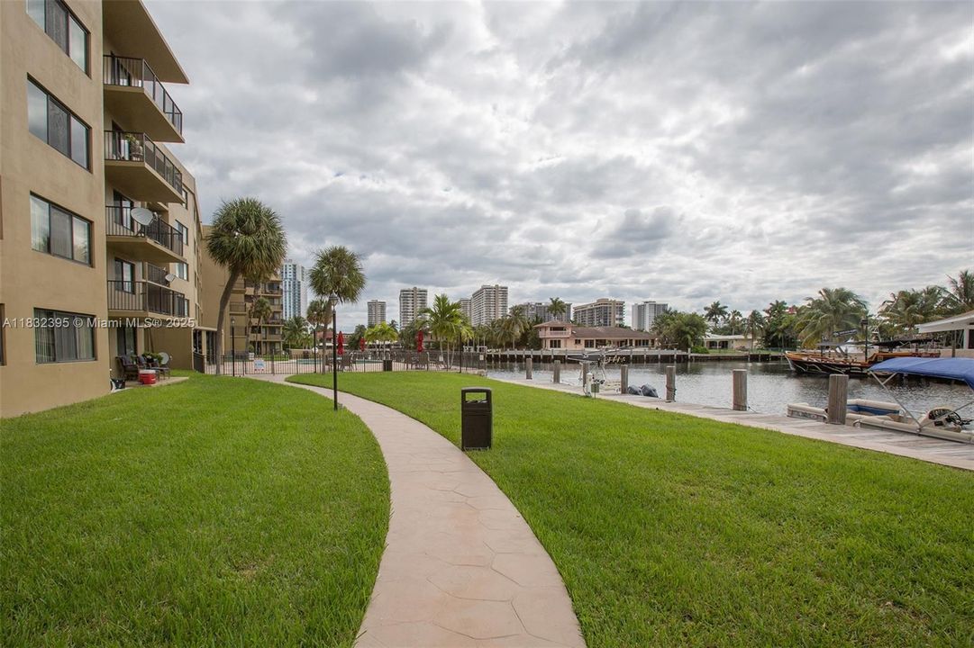 For Sale: $273,000 (1 beds, 1 baths, 887 Square Feet)