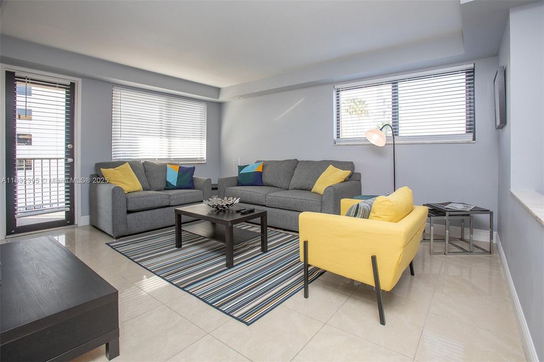 For Sale: $273,000 (1 beds, 1 baths, 887 Square Feet)