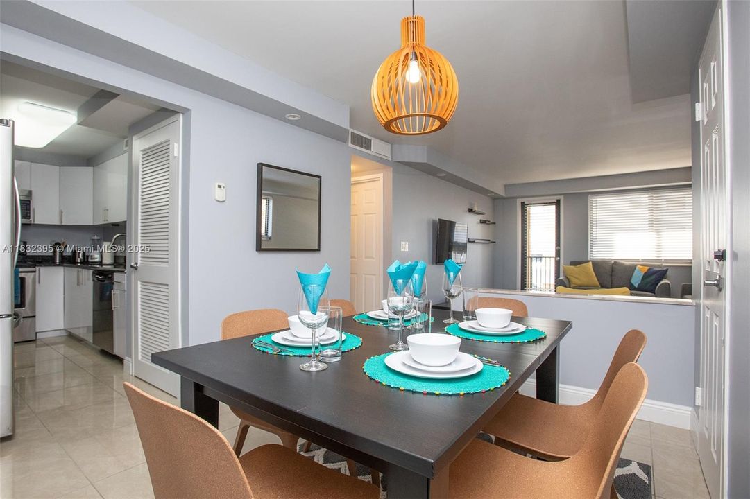 For Sale: $273,000 (1 beds, 1 baths, 887 Square Feet)