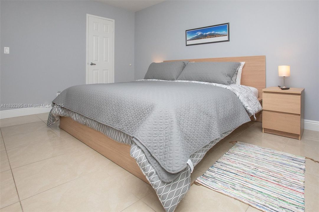 For Sale: $273,000 (1 beds, 1 baths, 887 Square Feet)