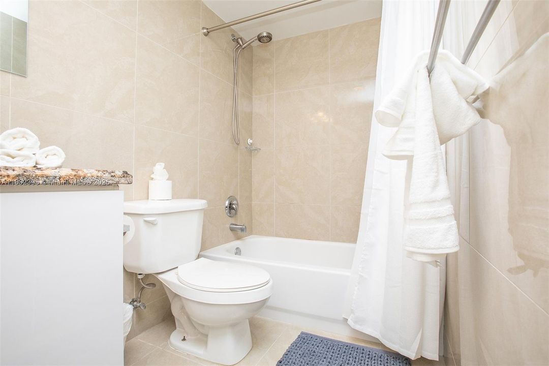 For Sale: $273,000 (1 beds, 1 baths, 887 Square Feet)