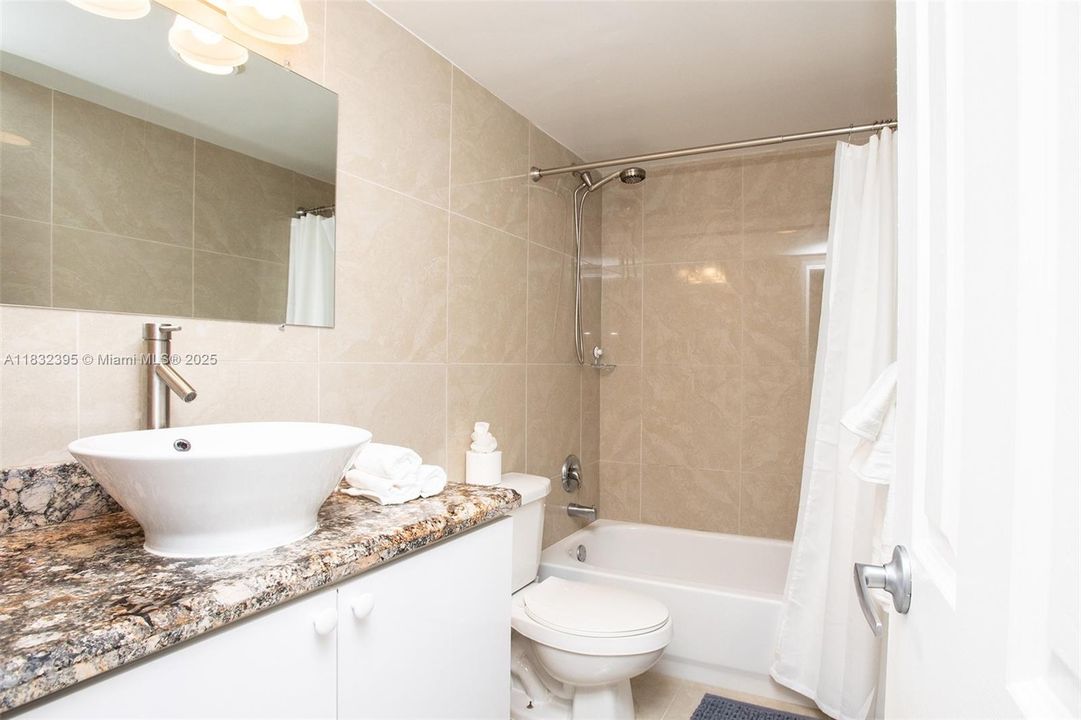 For Sale: $273,000 (1 beds, 1 baths, 887 Square Feet)