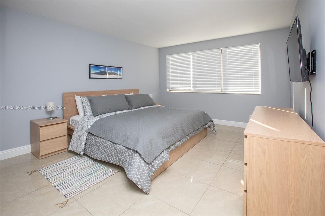 For Sale: $273,000 (1 beds, 1 baths, 887 Square Feet)