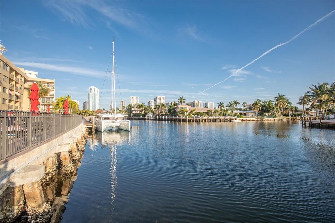 For Sale: $273,000 (1 beds, 1 baths, 887 Square Feet)