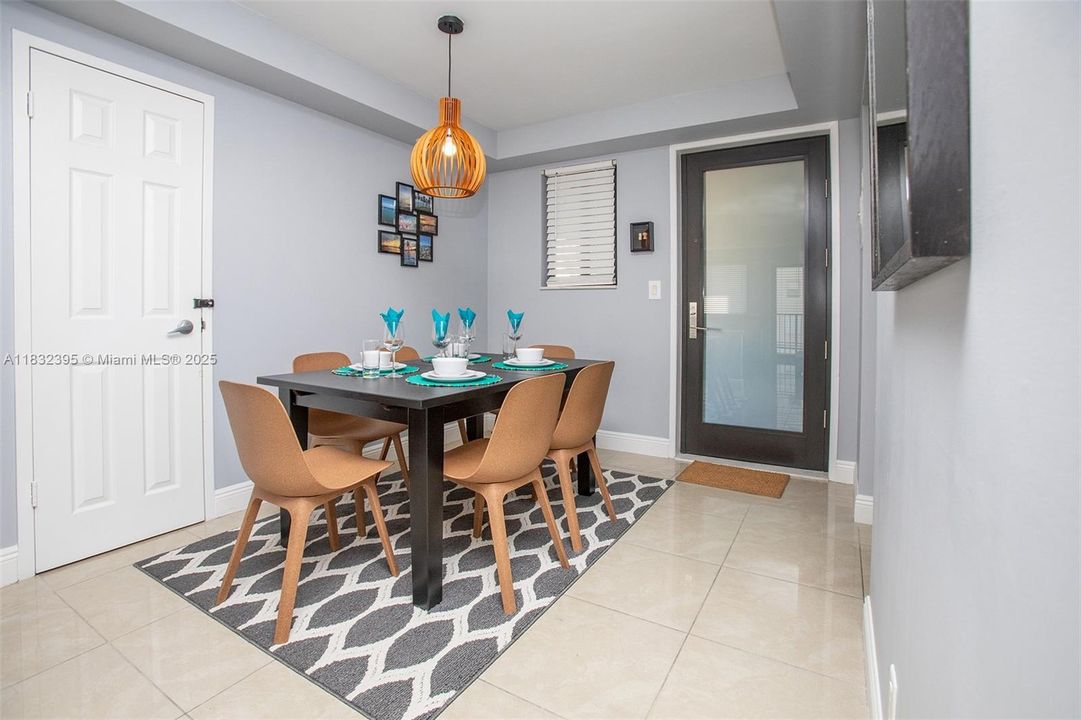 For Sale: $273,000 (1 beds, 1 baths, 887 Square Feet)