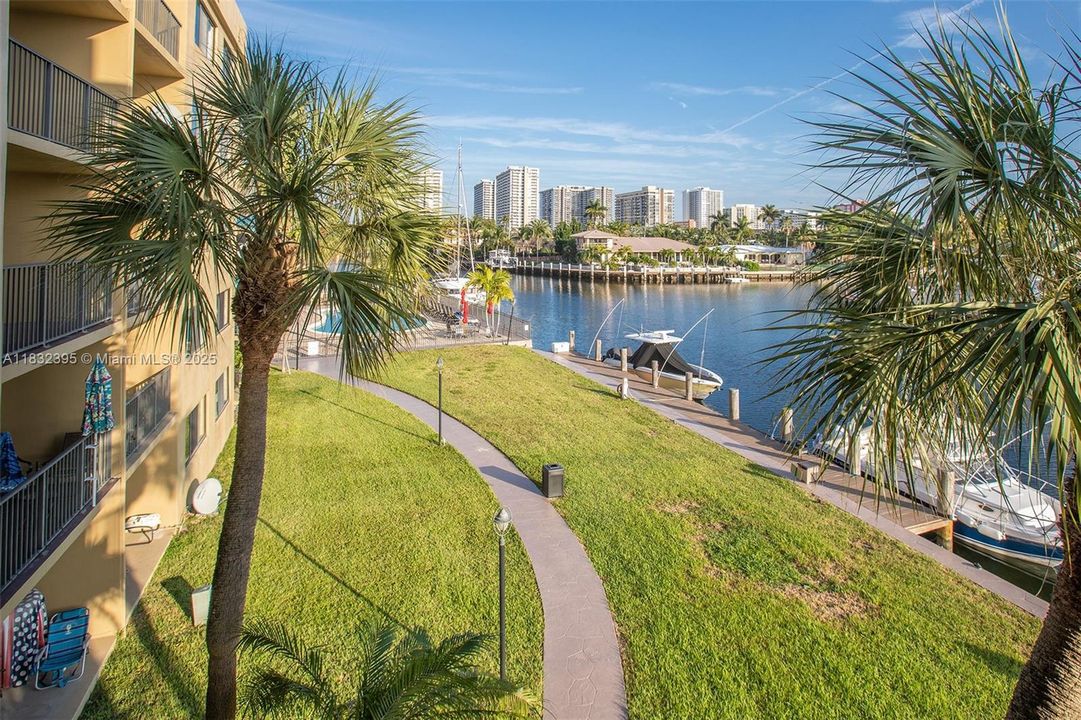 For Sale: $273,000 (1 beds, 1 baths, 887 Square Feet)