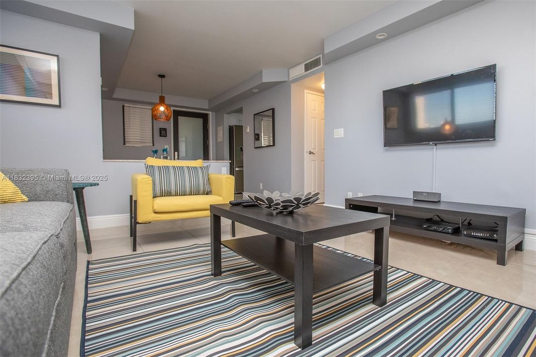 For Sale: $273,000 (1 beds, 1 baths, 887 Square Feet)