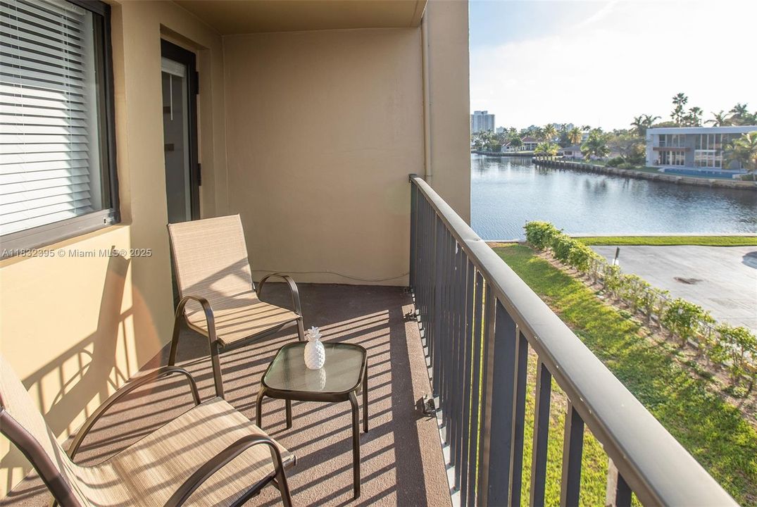 For Sale: $273,000 (1 beds, 1 baths, 887 Square Feet)