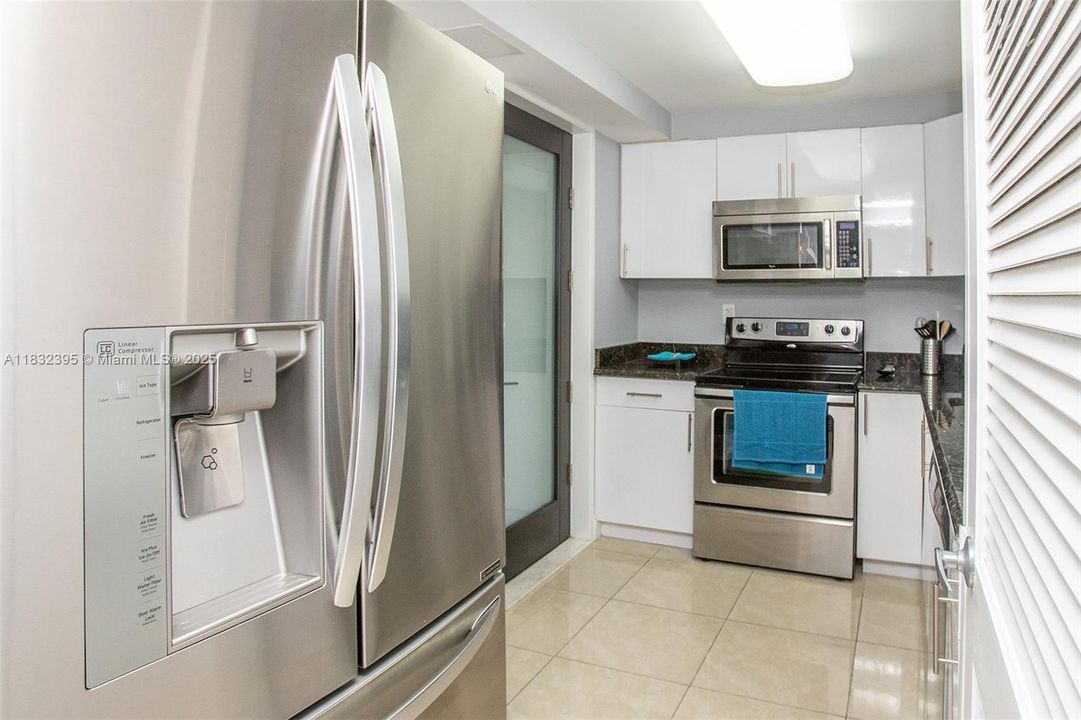 For Sale: $273,000 (1 beds, 1 baths, 887 Square Feet)