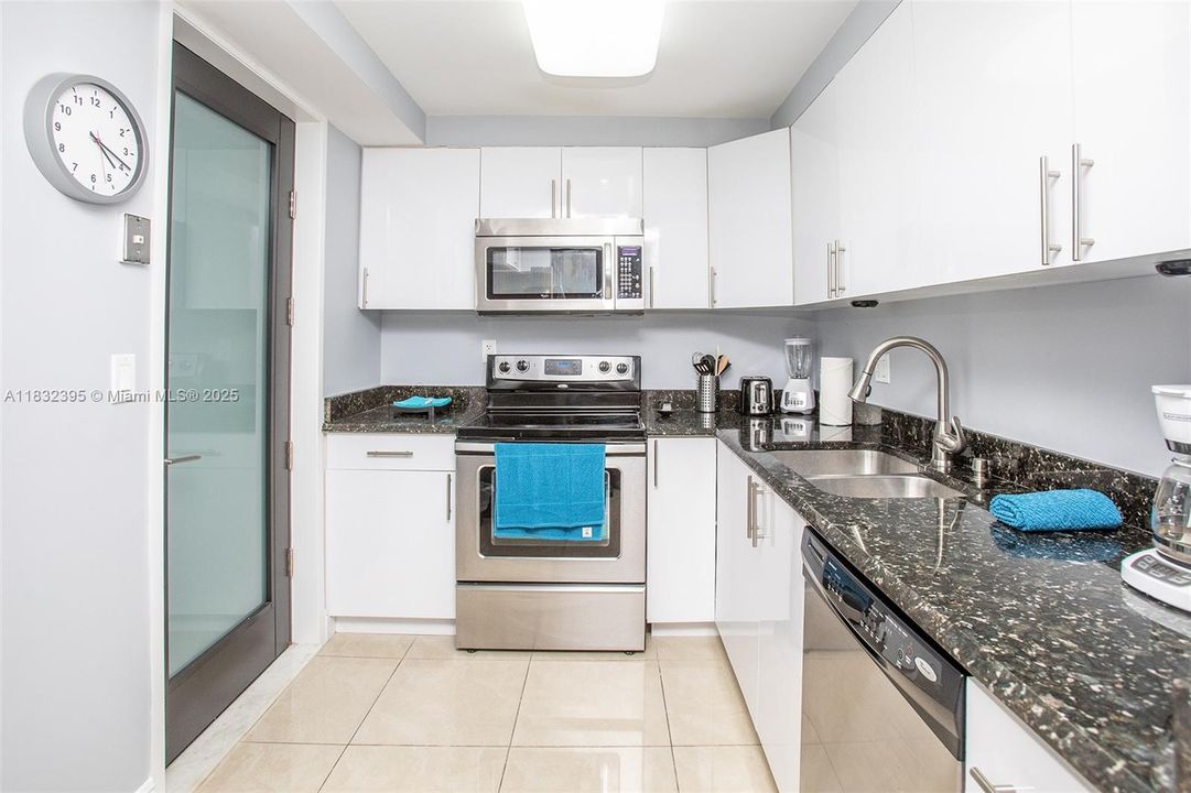 For Sale: $273,000 (1 beds, 1 baths, 887 Square Feet)