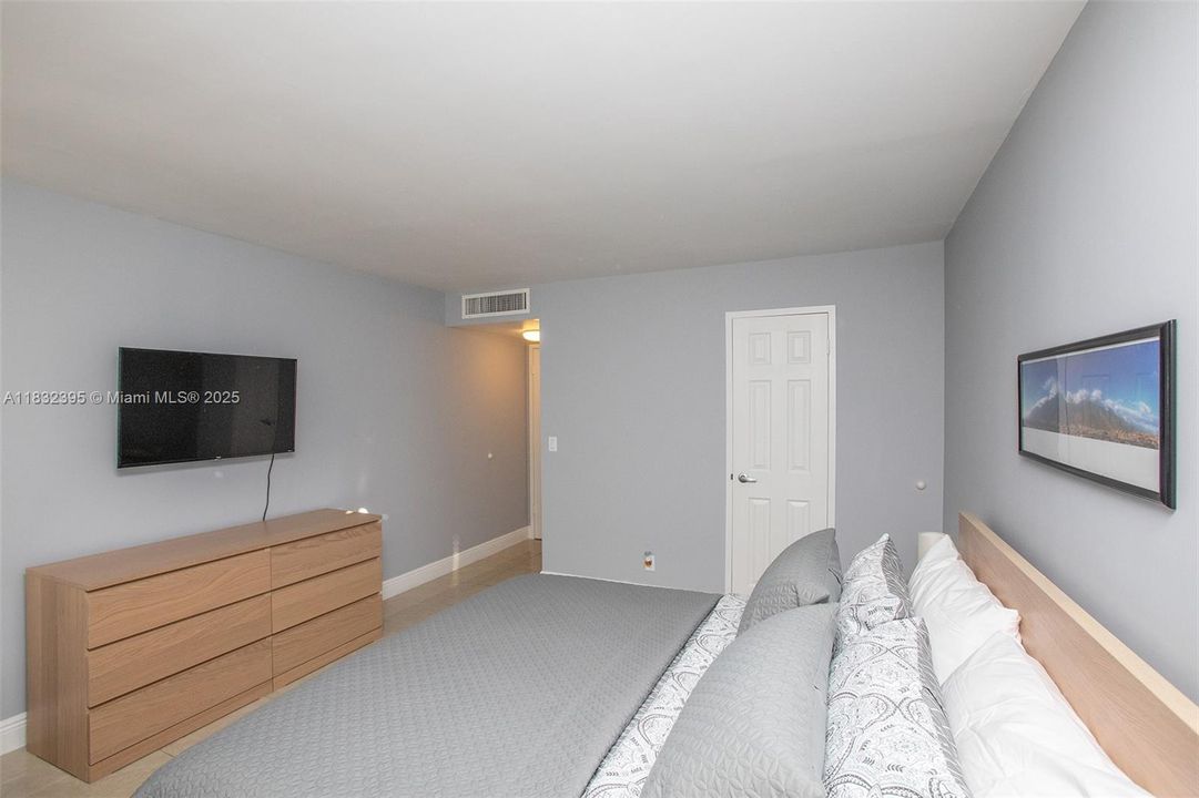 For Sale: $273,000 (1 beds, 1 baths, 887 Square Feet)