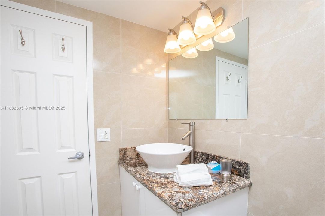 For Sale: $273,000 (1 beds, 1 baths, 887 Square Feet)