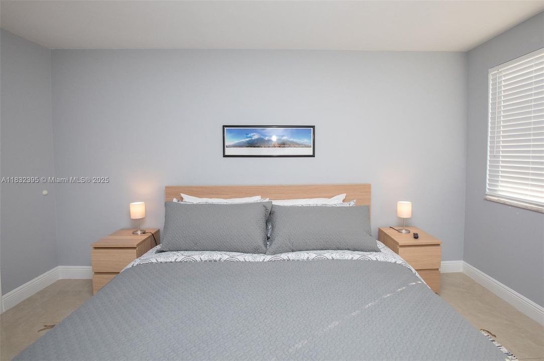 For Sale: $273,000 (1 beds, 1 baths, 887 Square Feet)