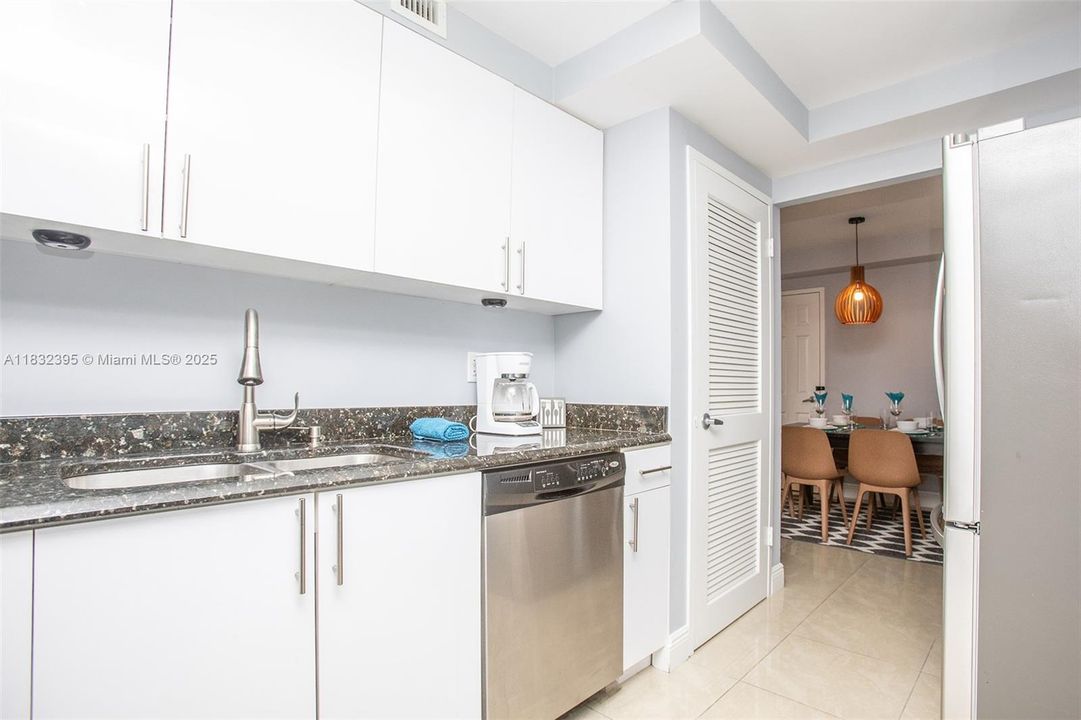 For Sale: $273,000 (1 beds, 1 baths, 887 Square Feet)