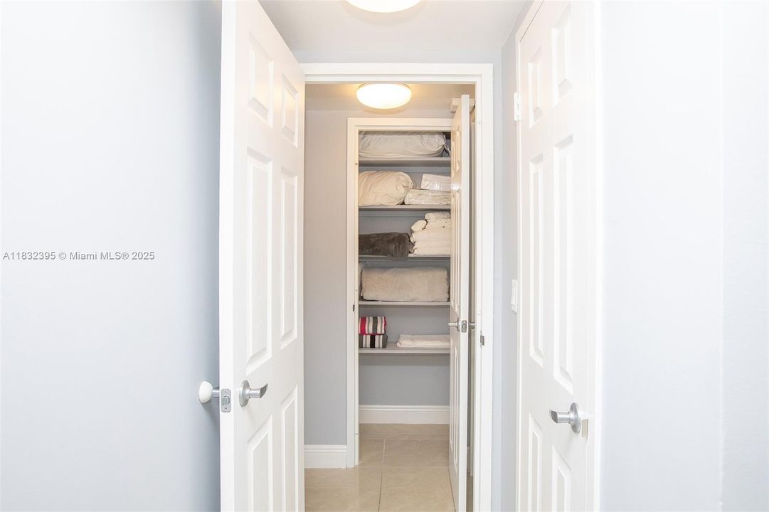 For Sale: $273,000 (1 beds, 1 baths, 887 Square Feet)
