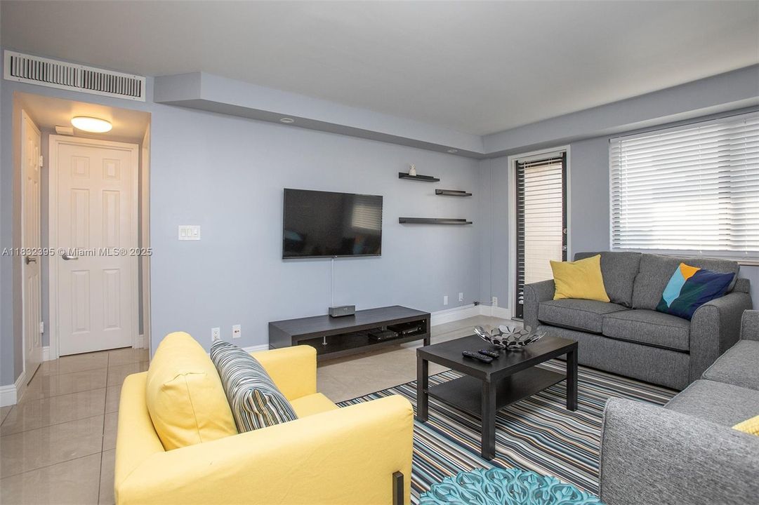 For Sale: $273,000 (1 beds, 1 baths, 887 Square Feet)